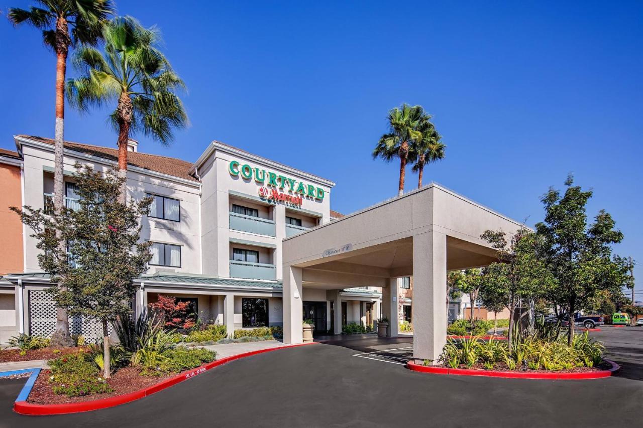 Отель Courtyard By Marriott Oakland Airport Экстерьер фото