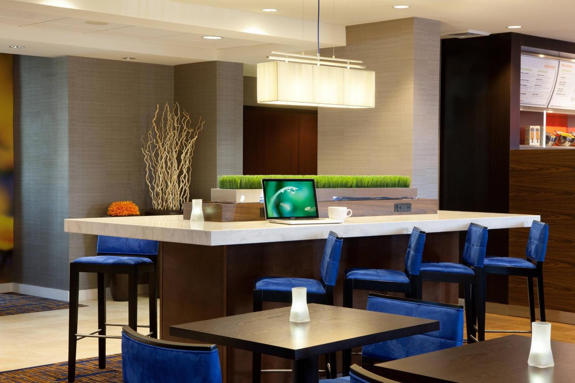 Отель Courtyard By Marriott Oakland Airport Экстерьер фото