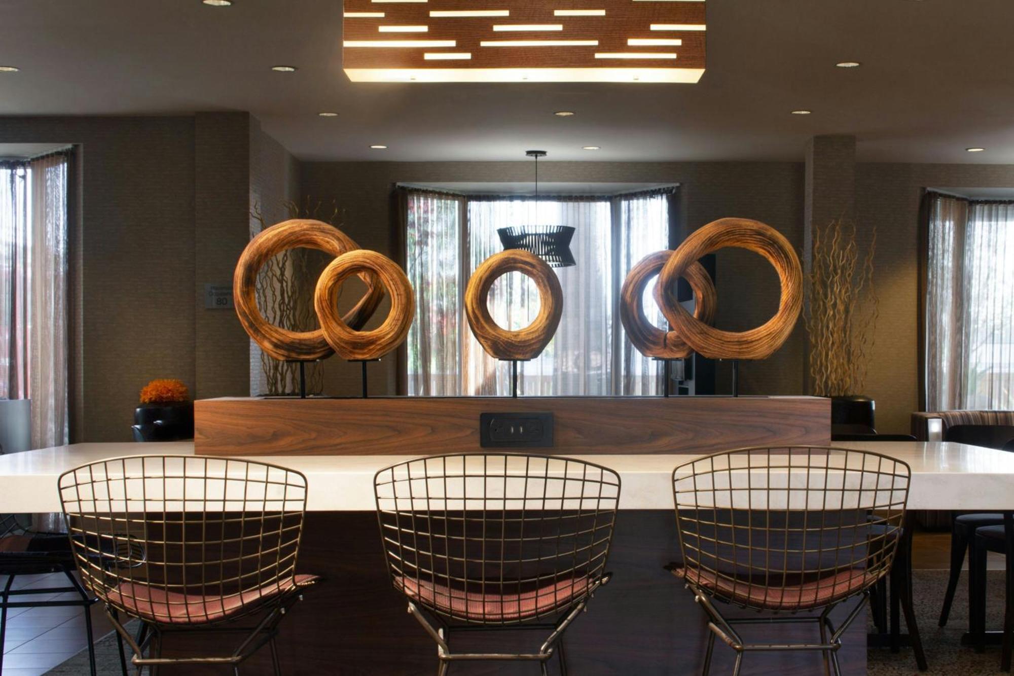 Отель Courtyard By Marriott Oakland Airport Экстерьер фото