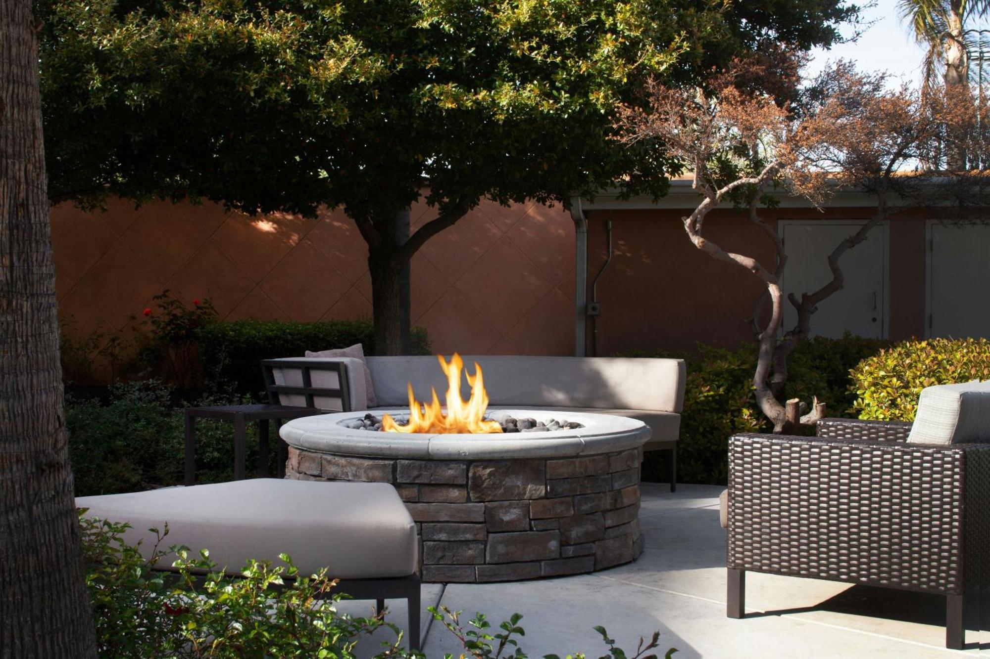 Отель Courtyard By Marriott Oakland Airport Экстерьер фото