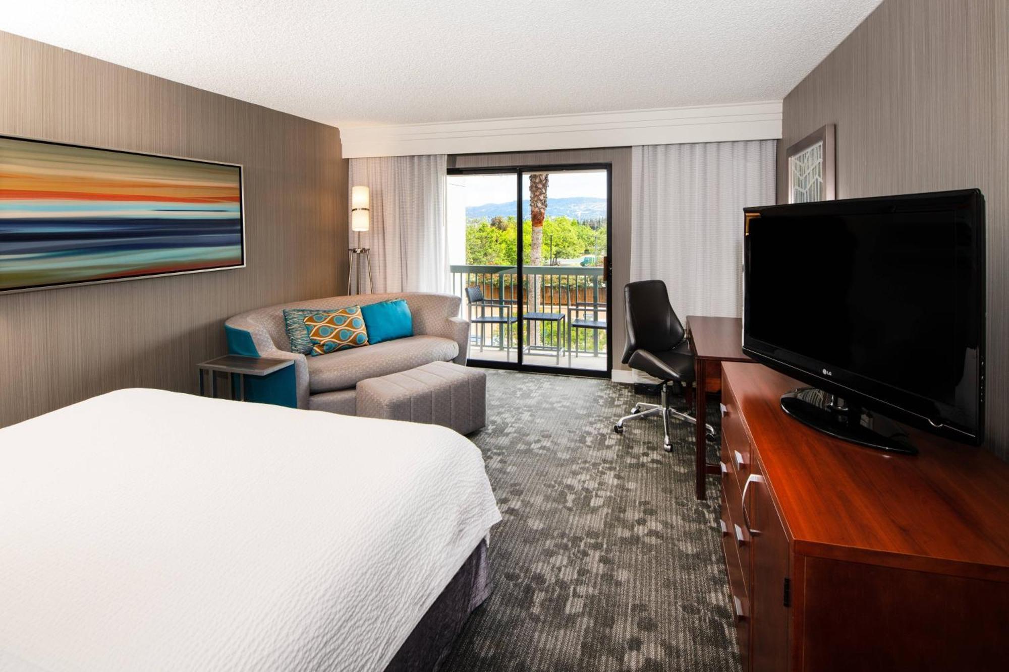 Отель Courtyard By Marriott Oakland Airport Экстерьер фото