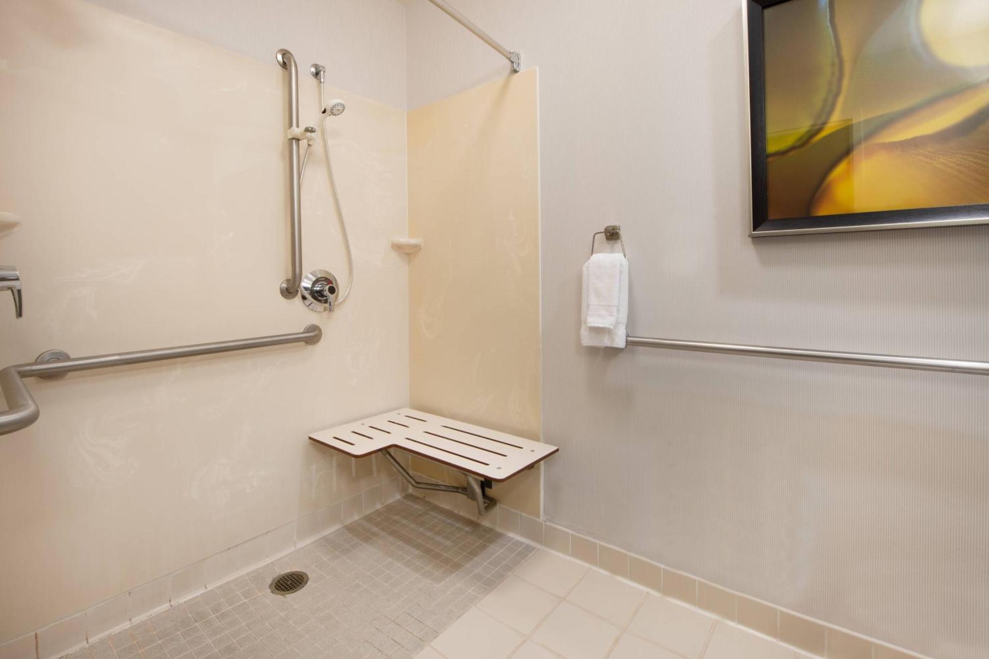 Отель Courtyard By Marriott Oakland Airport Экстерьер фото