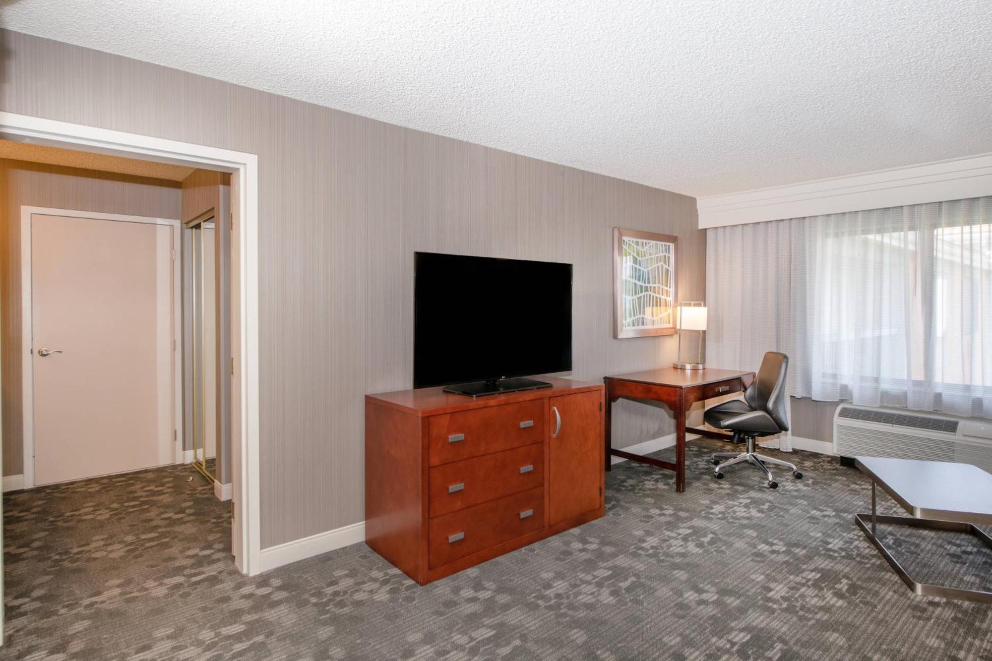 Отель Courtyard By Marriott Oakland Airport Экстерьер фото