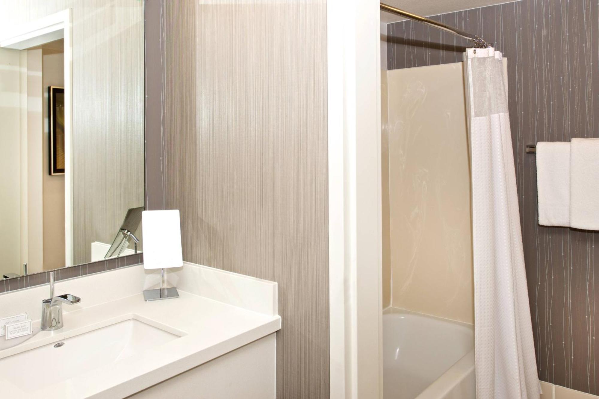 Отель Courtyard By Marriott Oakland Airport Экстерьер фото