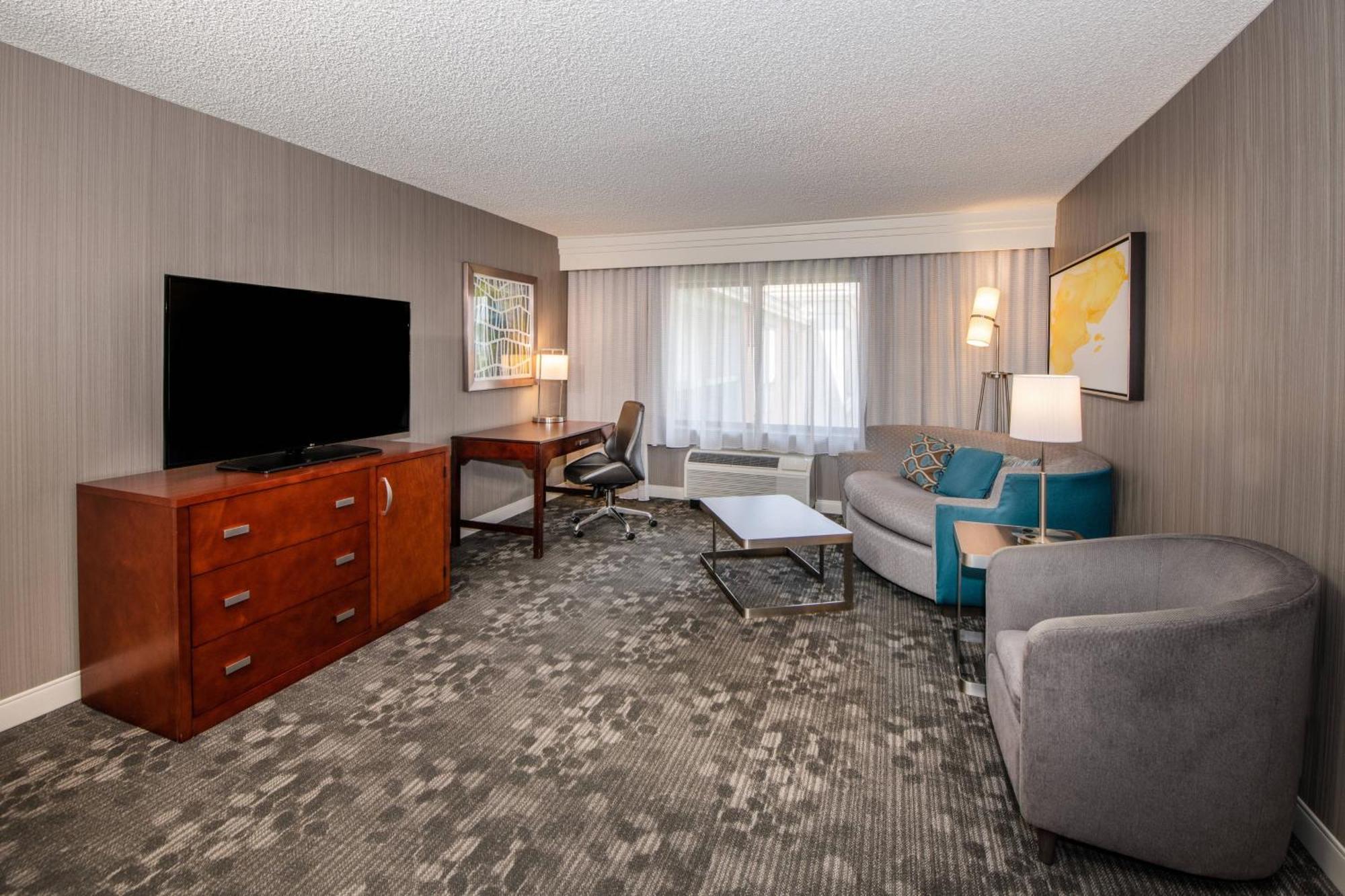 Отель Courtyard By Marriott Oakland Airport Экстерьер фото