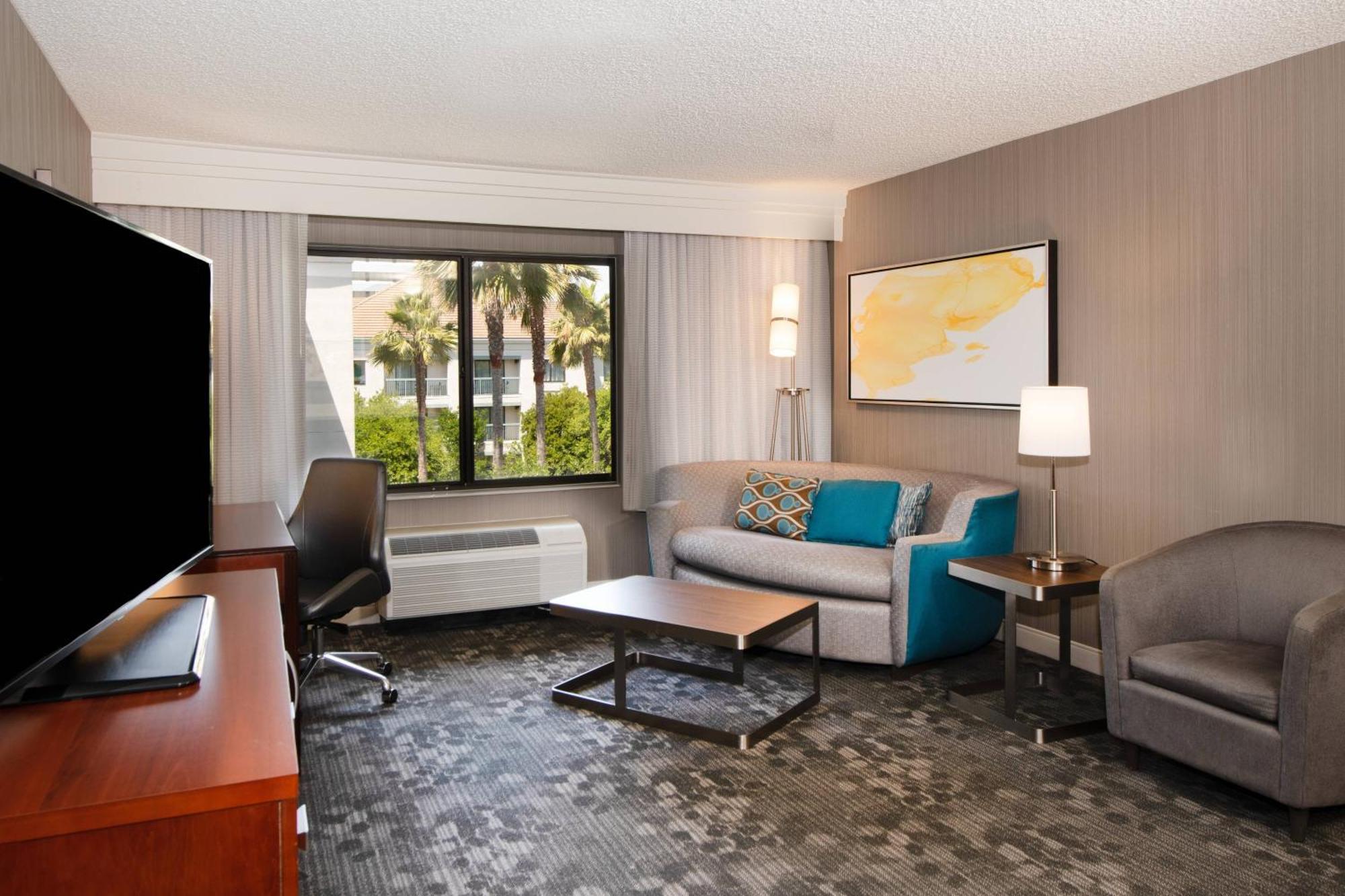 Отель Courtyard By Marriott Oakland Airport Экстерьер фото