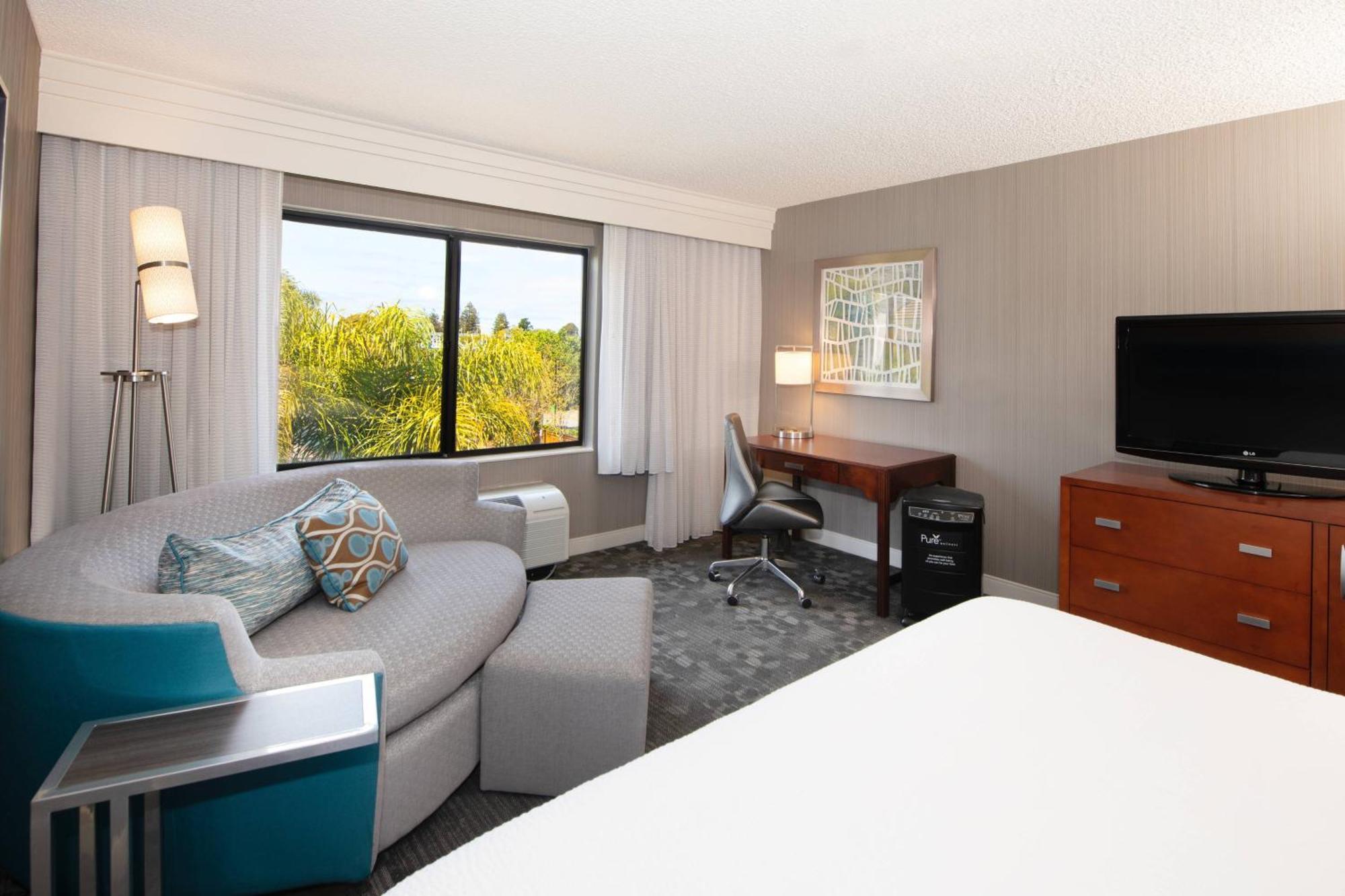Отель Courtyard By Marriott Oakland Airport Экстерьер фото