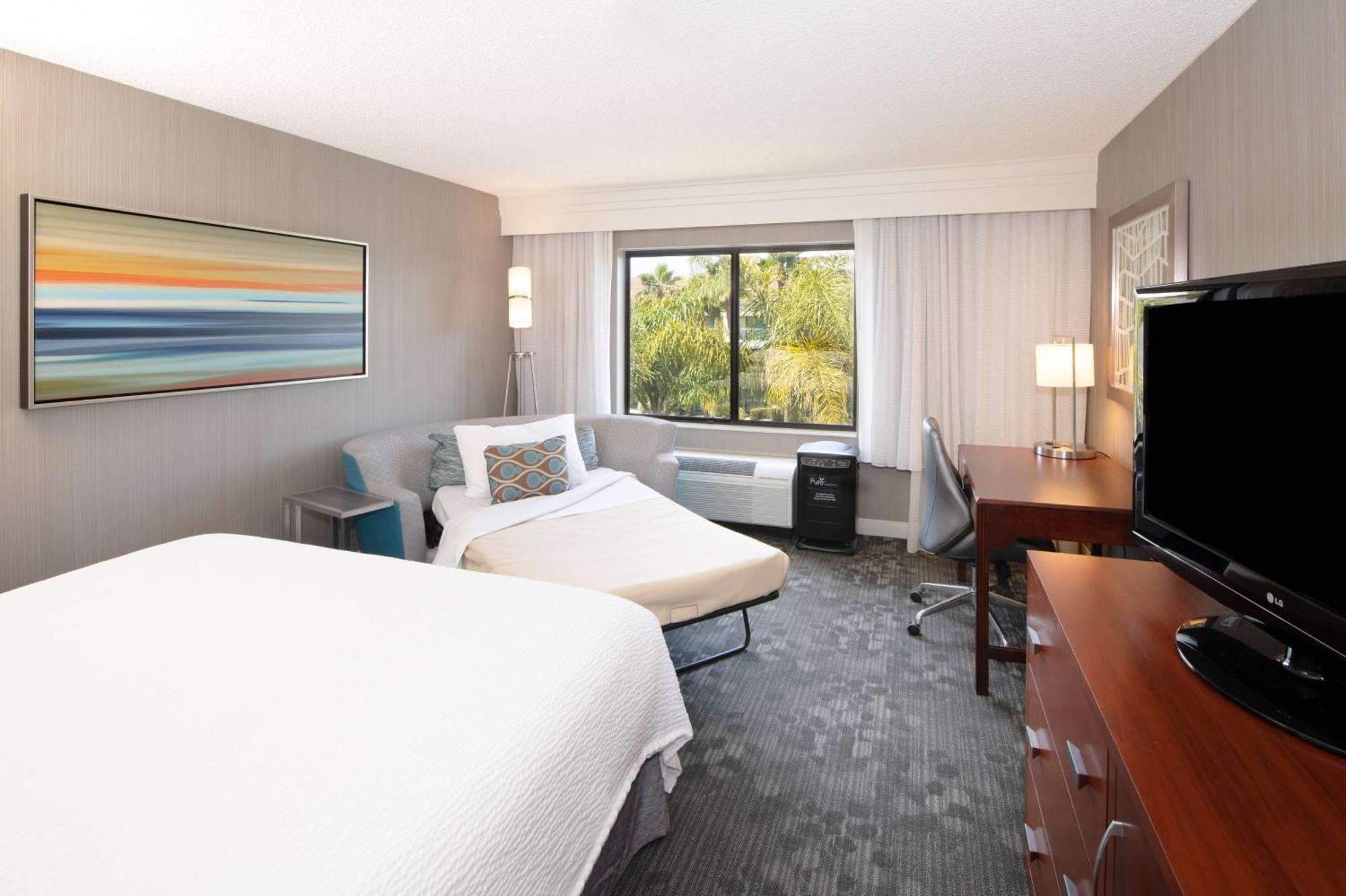 Отель Courtyard By Marriott Oakland Airport Экстерьер фото