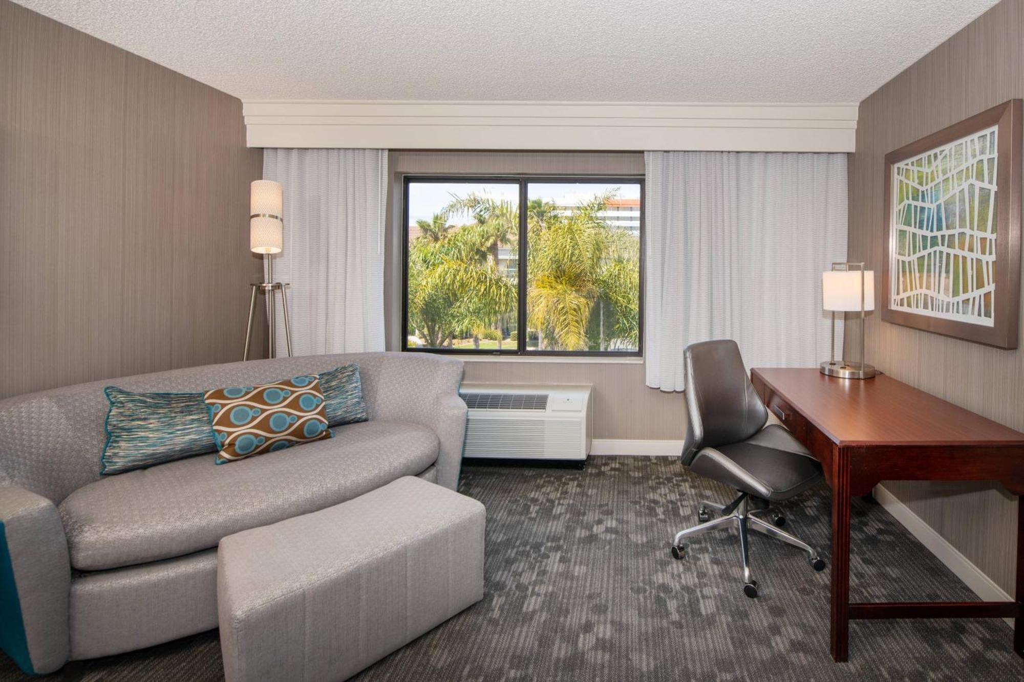 Отель Courtyard By Marriott Oakland Airport Экстерьер фото