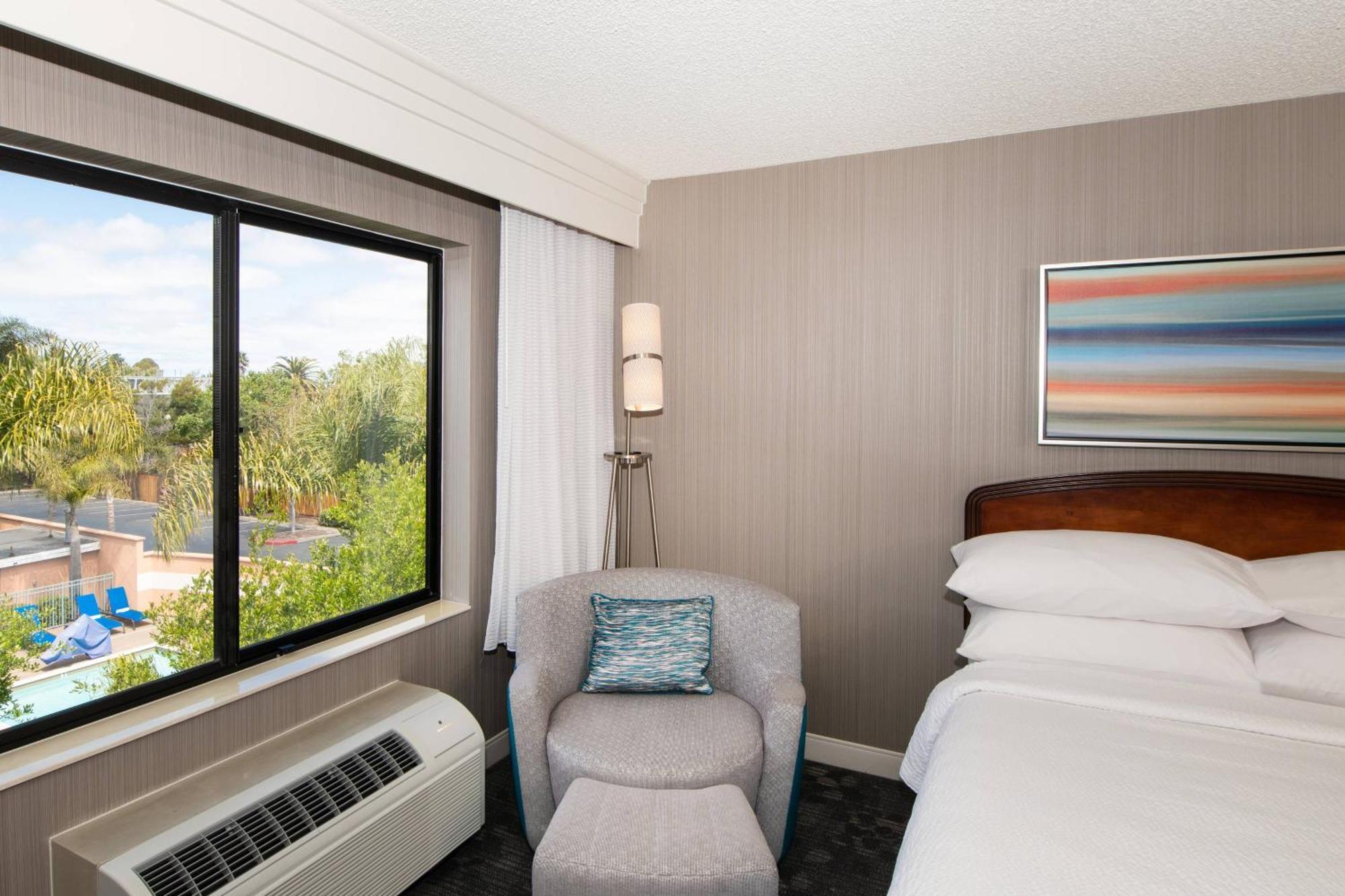 Отель Courtyard By Marriott Oakland Airport Экстерьер фото