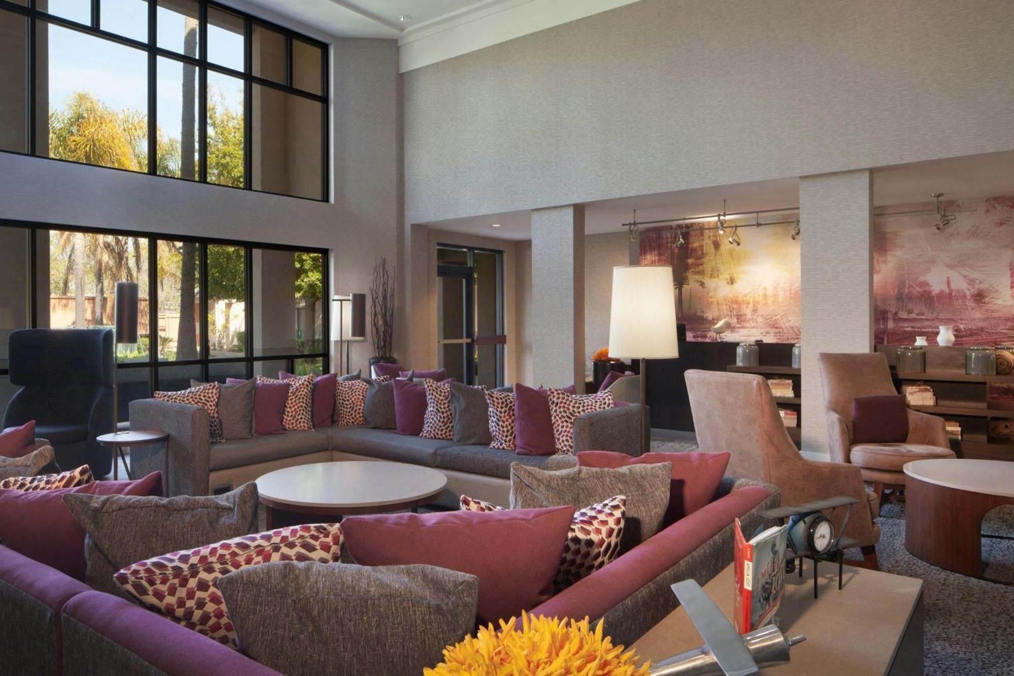 Отель Courtyard By Marriott Oakland Airport Экстерьер фото