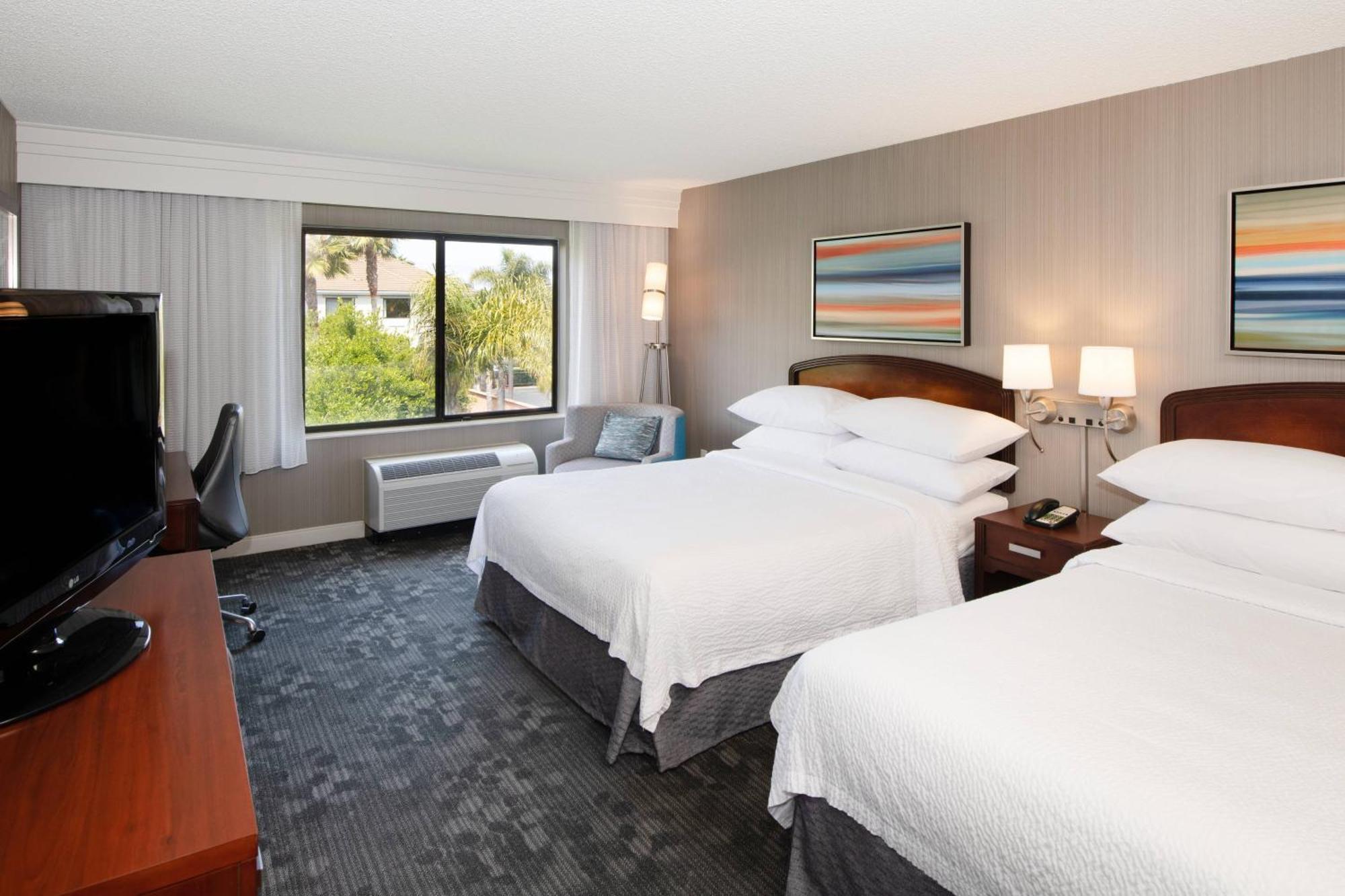 Отель Courtyard By Marriott Oakland Airport Экстерьер фото