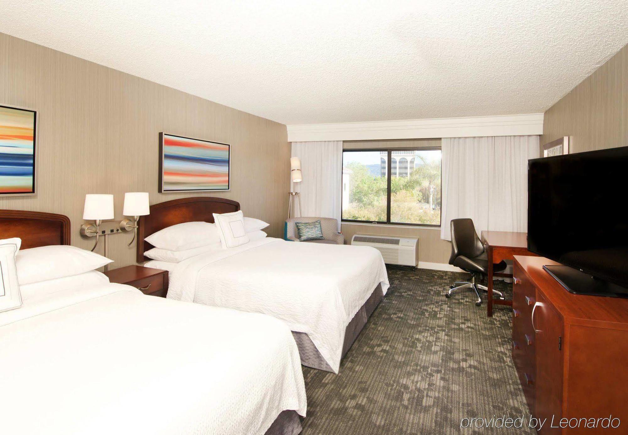 Отель Courtyard By Marriott Oakland Airport Экстерьер фото