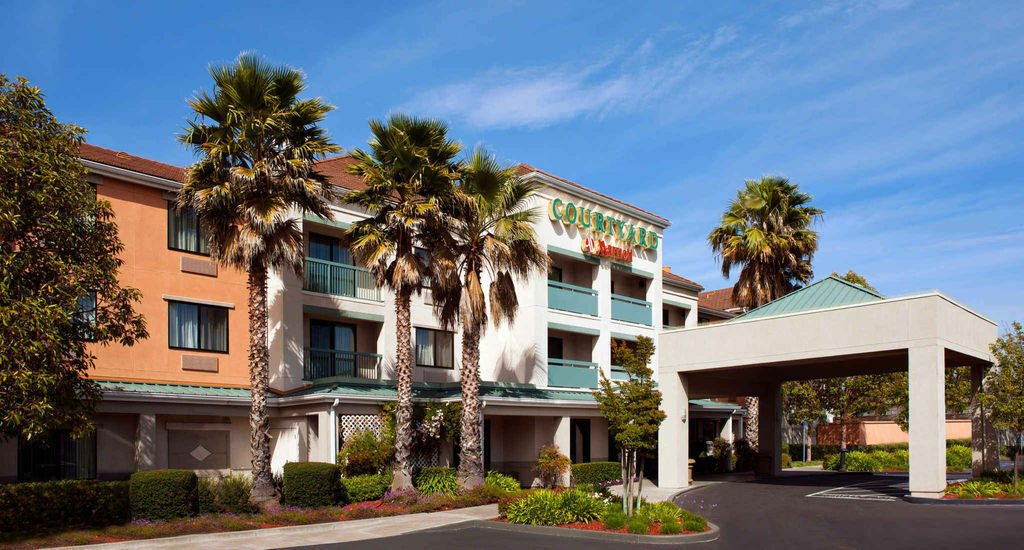Отель Courtyard By Marriott Oakland Airport Экстерьер фото