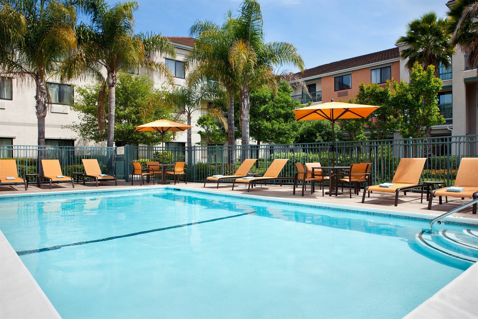 Отель Courtyard By Marriott Oakland Airport Экстерьер фото
